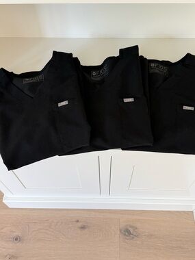 Figs Men’s Black V-Neck Scrub Tops - Pack of 3